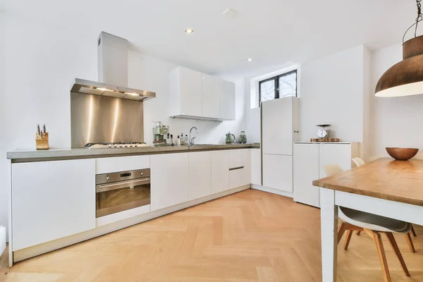 Cozinha moderna leve com piso de madeira — Fotografia de Stock