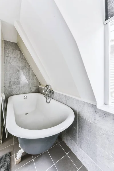 Banheira vintage no banheiro mansarda luz — Fotografia de Stock