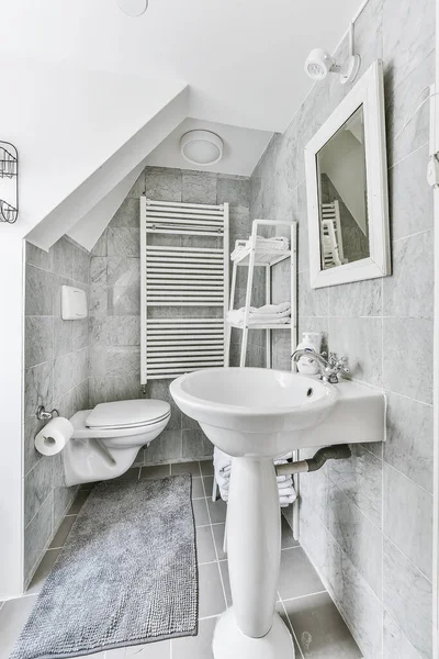Szara łazienka z sufitem mansardowym — Zdjęcie stockowe