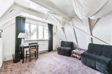 Tavan kirişli, kasvetli oda.