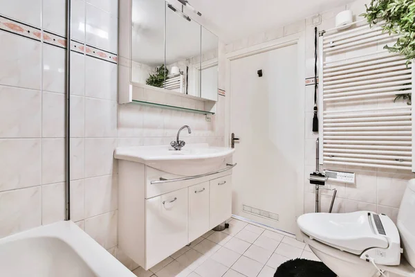 변소가 있는 간단 한 흰 욕실 — 스톡 사진