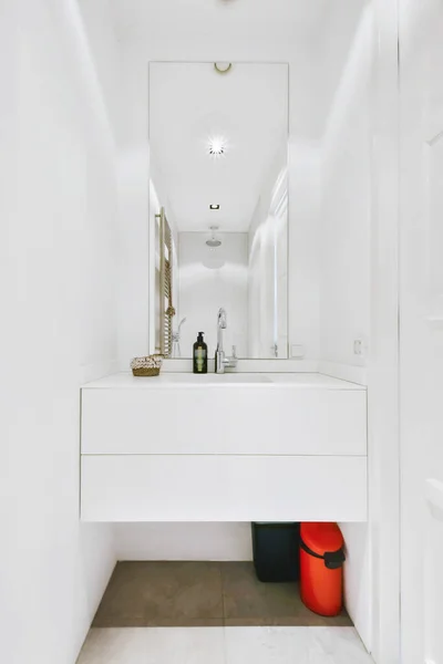 Simple bathroom sink cabinet and mirror — Stock fotografie