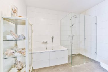 Küvetli modern banyo.