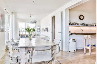 Modern yemek odasında lambanın altındaki masa.