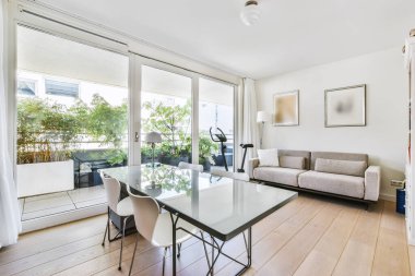 Geniş oturma odası.