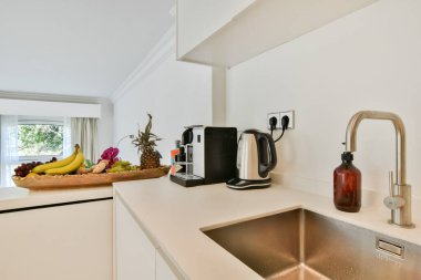 Modern lavabo mutfak tezgahının altında.