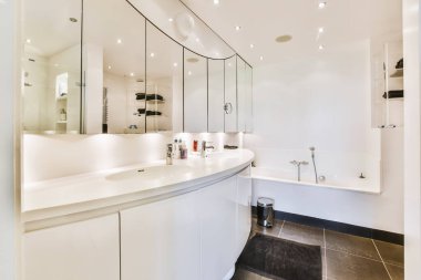 Dairenin içinde beyaz, modern banyo.