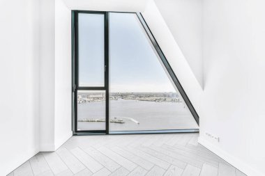 Dairede panoramik pencereli aydınlatma odası