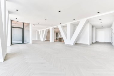 Pahalı binada geniş bir stüdyo daire.