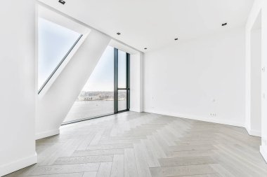 Dairede panoramik pencereli aydınlatma odası