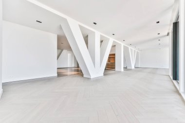 Panoramik pencereli pahalı bir daire.