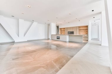 Mutfak tasarımının çok az olduğu geniş bir çatı katı.