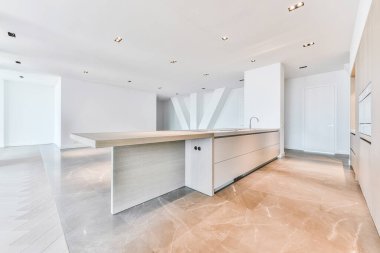 Mutfak tasarımının çok az olduğu geniş bir çatı katı.