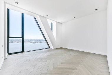 Dairede panoramik pencereli aydınlatma odası