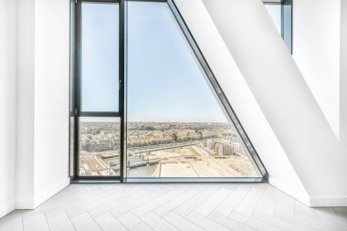 Modern apartmanın pencere duvarı