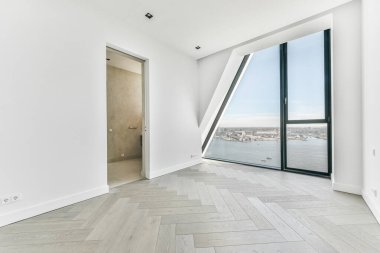 Dairede panoramik pencereli aydınlatma odası