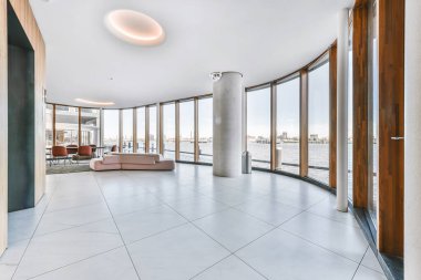 Şehir manzaralı lüks apartman koridoru