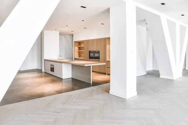 Prostorný podkrovní apartmán s minimálním designem kuchyně — Stock fotografie
