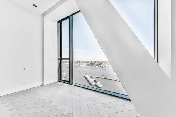 Светлая комната с панорамными окнами в квартире — стоковое фото