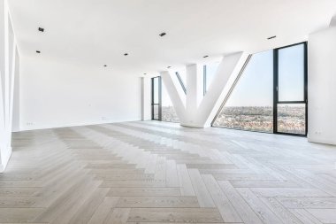 Panoramik pencereli pahalı bir daire.