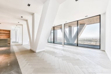 Cam pencereli geniş bir çatı katı.