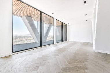 Panoramik pencereli pahalı bir daire.