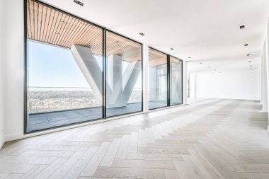 Cam pencereli geniş bir çatı katı.