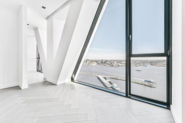 Lüks apartmanda manzaralı duvar penceresi