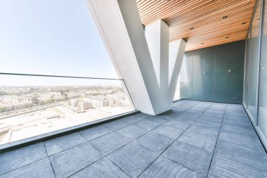 Çatı katında cam çitlerle döşenmiş teras.