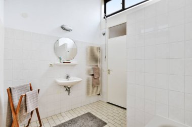 Modern banyoda şık bir musluk.