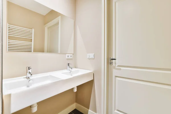 Bathroom with marble walls — Stock Photo, Image