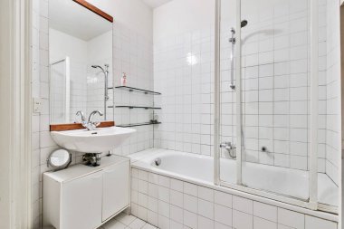 Mermer duvarlı banyo.