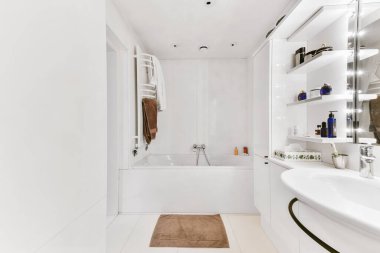 Pencereli banyonun içi.