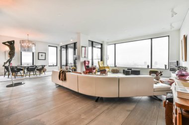 Gri kanepeli geniş oturma odası.