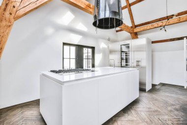 Modern dairede küçük bir mutfak.