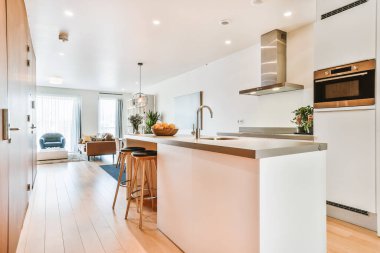 Modern dairede mutfak ve yemek alanı