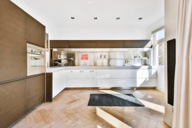 Günışığında geniş modern mutfak.