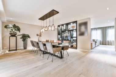 Modern apartmanın içindeki yemek odası.