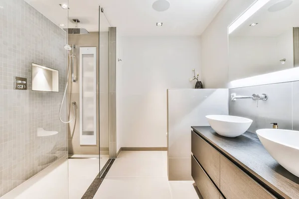 Сучасній ванній кімнаті дизайн — стокове фото