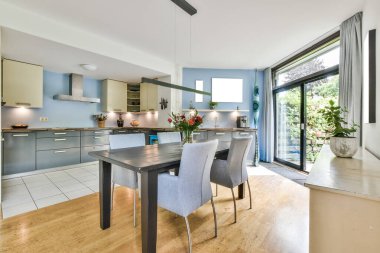 Parlak yemek odası.