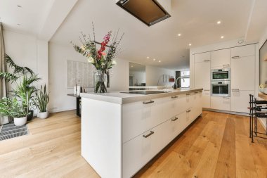 Modern dairede küçük bir mutfak.