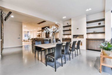 Modern apartmanın içindeki yemek odası.