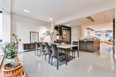 Güzel yemek odası.