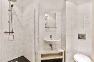 Mermer duvarlı banyo.