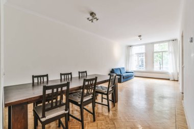 Kocaman boş bir oda.