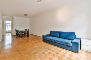 Kocaman boş bir oda.