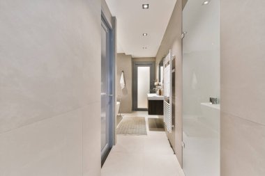 Dairenin içinde beyaz, modern banyo.