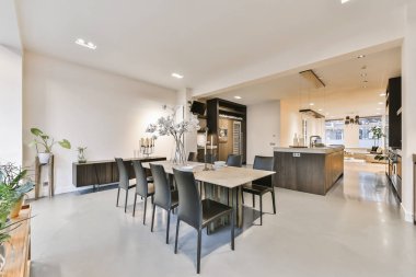 Modern apartmanın içindeki yemek odası.
