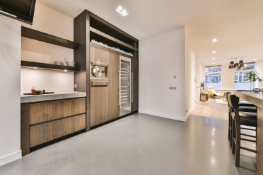 Mansard apartmanında hafif mutfak.