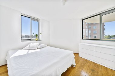 Evdeki geniş ışıklı yatak odası.